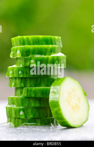 Pila di fresco verde organico fette di cetriolo Foto Stock