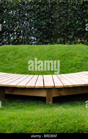 Giardino in legno decking design a piedi il percorso pedonale percorso decorativo in rilievo architettonico ornamentali plank plance includono Foto Stock