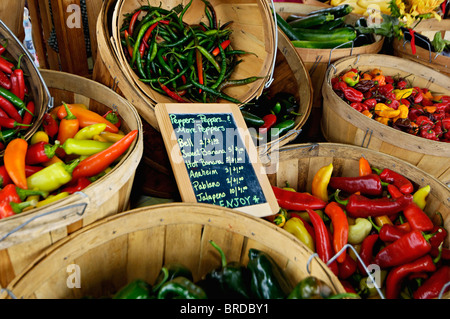 Peperoni in cesti al mercato degli agricoltori a New Albany, Indiana Foto Stock