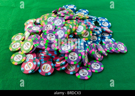 Un mucchio di coloratissimi poker chips Foto Stock