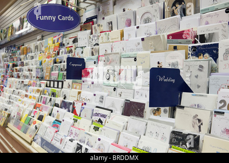 Selezione di nozze di impegno e biglietti di auguri per la vendita su un display stand all'interno di Clintons card shop. Inghilterra, Regno Unito, Gran Bretagna Foto Stock