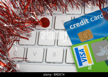 Carte di credito sulla tastiera di un computer con orpelli natalizi decorazione Foto Stock