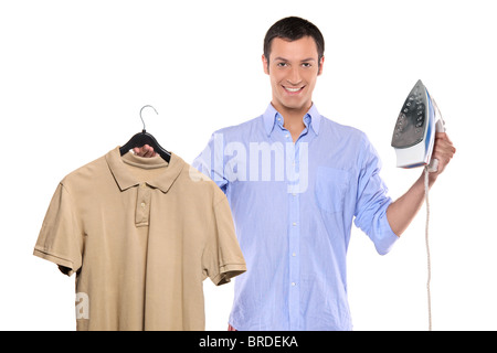 Uomo in possesso di un blu e bianco il ferro da stiro e la sua T-shirt Foto Stock