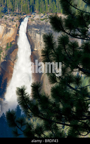 Nevada Falls e pino come visto dal punto ghiacciaio. Parco Nazionale di Yosemite in California Foto Stock