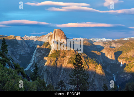 Vista di mezza cupola e cascate dal punto ghiacciaio con tramonto nuvole. Parco Nazionale di Yosemite in California. Il cielo è stato aggiunto. Foto Stock