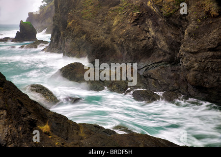 Azione di onda e costa rocciosa a Samuel H. Boardman membro Scenic corridoio. Oregon Foto Stock