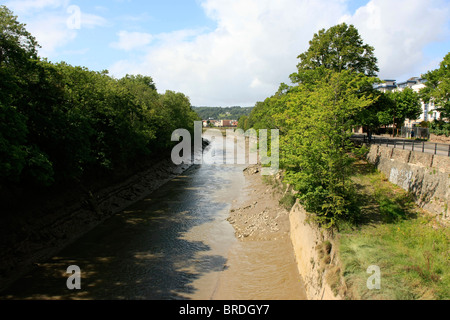 Il fiume di marea Avon che corre attraverso il bagno e qui a Bristol Inghilterra Foto Stock