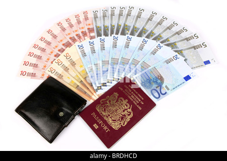Una delle collezioni di Euro denaro, un portafoglio e un passaporto britannico - tutto ciò di cui avete bisogno per la vostra vacanza. Foto Stock