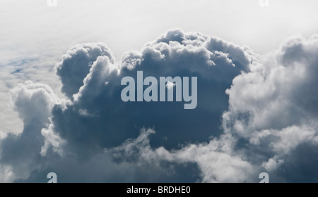 Grandi nuvole nel cielo di sopra - cumulus e cumulonimbus Foto Stock