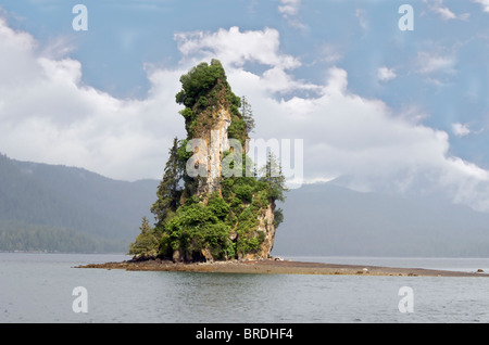 Nuovo Eddystone Rock una guglia vulcanica Misty Fjords National Monument Park vicino a Ketchikan passaggio interno Alaska USA Foto Stock