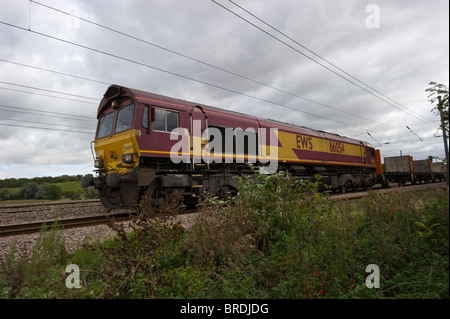 Classe 66 66054 EWS Diesel locomotiva elettrica in direzione nord a Little Bytham. Foto Stock