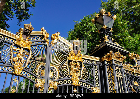 Il Canada Gate, il parco verde, City of Westminster, Greater London, England, Regno Unito Foto Stock