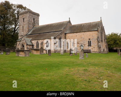 Chiesa di tutti i Santi Hovingham Yorkshire del Nord con una torre sassone e il resto ricostruita nel 1860 Foto Stock