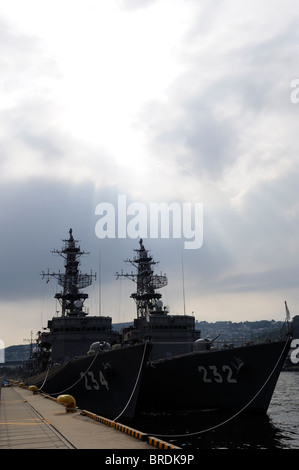 Navi da guerra di giapponese Maritime Self-Defense Force ancorato lungo la riva a Sasebo, Giappone. 19-set-2010 Foto Stock