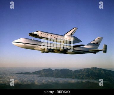 Lo Space Shuttle Atlantis in cima al vettore navetta di aeromobili (SCA) Foto Stock