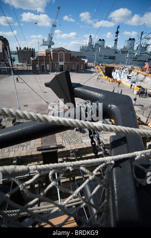 HMS Ark Royal, dal ponte superiore, HMS Victory, Portsmouth Historic Dockyard, England, Regno Unito Foto Stock