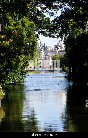 Vista del lago, il St James Park, St. James's, City of Westminster, Greater London, England, Regno Unito Foto Stock