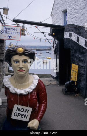 Navi polena al di fuori di un marine instruments shop Bosun's Locker Chandlery , Falmouth, Cornwall Foto Stock