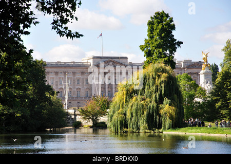 Vista del Buckingham Palace oltre il lago, il St James Park, St. James's, City of Westminster, Greater London, England, Regno Unito Foto Stock