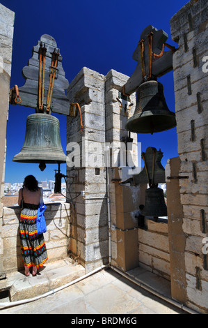 Campanile della cattedrale in piazza del Largo da Se Cathedral, Faro storico Portogallo Foto Stock