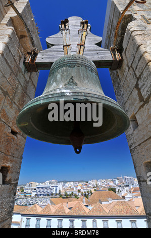 Campanile della cattedrale in piazza del Largo da Se Cathedral, Faro storico Portogallo Foto Stock