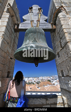 Campanile della cattedrale in piazza del Largo da Se Cathedral, Faro storico Portogallo Foto Stock