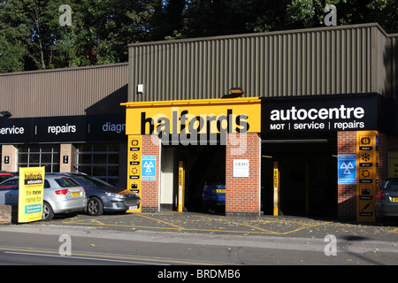 Un Halfords autosalone in una città del Regno Unito. Foto Stock