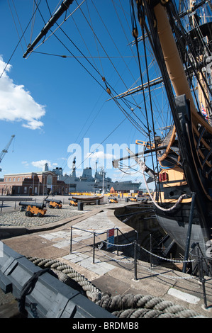 HMS Ark Royal da HMS Victory, Portsmouth Historic Dockyard, England, Regno Unito Foto Stock