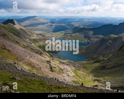 La vista verso il basso Cwm Dyli da vicino alla parte superiore di Snowdon, mostrando il percorso a zig-zag della Pyg via, Presepe Goch, Glaslyn e Llyn Llydaw Foto Stock