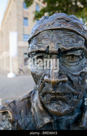 Statua di John Cabot sul quay-lato a Bristol docks Floating Harbour nella parte anteriore del Arnolfini galleria d'arte. Inghilterra, Regno Unito. Foto Stock