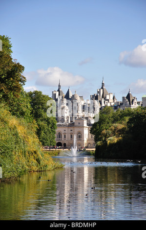 Vista del lago, il St James Park, St. James's, City of Westminster, Greater London, England, Regno Unito Foto Stock