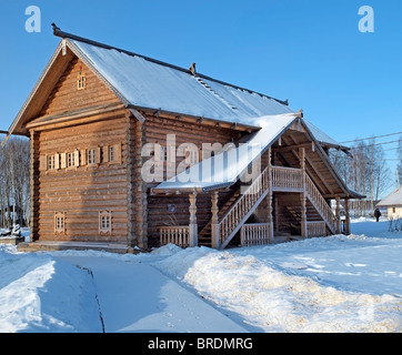 Registro casa in legno la tradizione della Russia con scalinata in inverno con neve Foto Stock