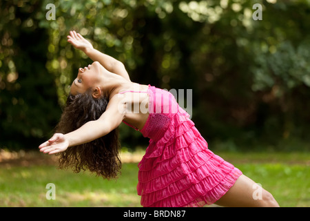 Sportive praticare esercizi di rilassamento in natura Foto Stock