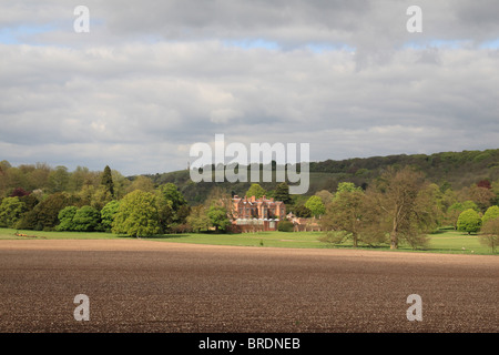 Vista attraverso un campo vuoto verso il Chequers (Chequers Court), il paese di residenza del Primo Ministro del Regno Unito. Foto Stock