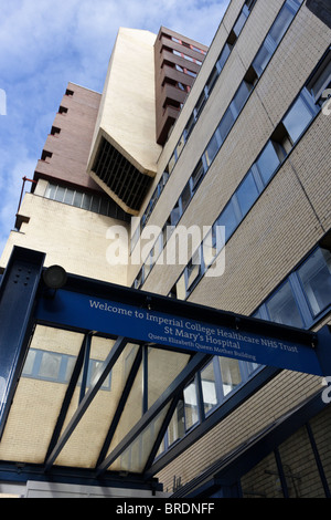 Basso livello aspetto angolato per il baldacchino entrata principale dell'ospedale St Mary a sud Wharf Road a Paddington. Foto Stock