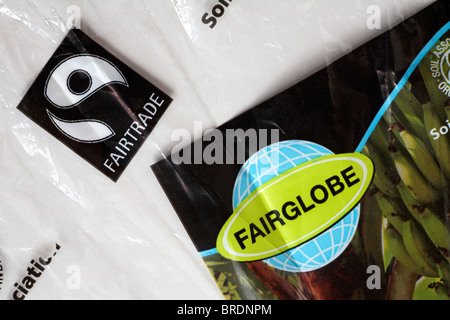 Fairglobe involucro plastico con Fairtrade logo su - confezione da un grappolo di banane Fairtrade Fairtrade - simbolo del logo del commercio equo e solidale Foto Stock