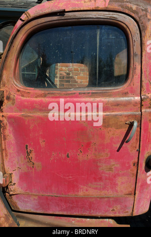 Una vista del driver della porta laterale di un vecchio arrugginito Fargo pick up truck Foto Stock