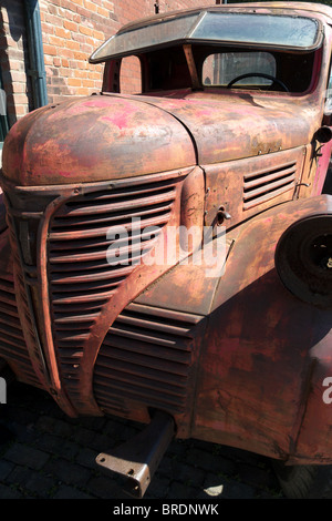 Una vista frontale di un vecchio arrugginito Fargo pick up truck in Toronto distilleria del distretto turistico Foto Stock