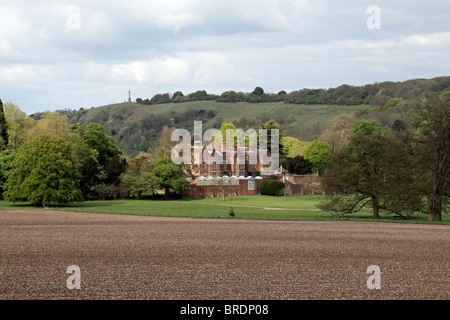 Vista attraverso un campo vuoto verso il Chequers (Chequers Court), il paese di residenza del Primo Ministro del Regno Unito. Foto Stock