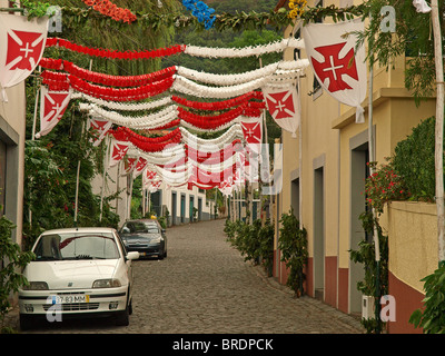 Street decorato per la religione tradizionale festival in settembre, Ponta Delgada Portogallo Foto Stock