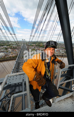 Ristrutturazione del Newport Transporter Bridge in Galles s. La traversata che attraversa il fiume Usk fu costruito 1902-1906 ed è essere Foto Stock