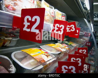 Offerte di supermercati. La segnaletica digitale a una cooperativa store Foto Stock