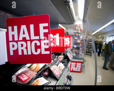 Offerte di supermercati. La segnaletica digitale a una cooperativa store Foto Stock