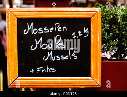 Il menu del ristorante-board, moules frites, Bruges, Belgio, Europa Foto Stock