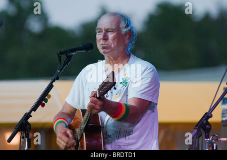 Il cantante Jimmy Buffet suona dal vivo sul palco di Lulu è a HOMEPORT Marina, Gulf Shores, Alabama, Stati Uniti Foto Stock