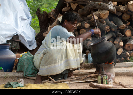 La preparazione di palla di riso a Sevelimedu durante il festival Patukalam , Tamil Nadu. Foto Stock