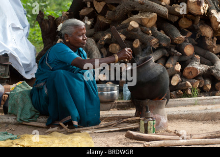 La preparazione di palla di riso a Sevelimedu durante il festival Patukalam , Tamil Nadu. Foto Stock