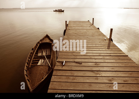 Albufera lake zone umide pier con barca a Valencia Spagna Foto Stock