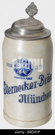Una birra stein, dal Sterneccurbräu, Monaco Di Baviera Un litro di birra di terracotta stein (stile Keferloher) con il nome della birreria alla griglia in rilievo e corrispondenti coperchio pewter con iscrizione circolare e logo. Altezza 23,5 cm. Nel Sterneccurbräu, Tal 45 vicino a Isar Gate, i membri del DAP (Deutsche Arbeiterpartei - il partito che precede il NSDAP) hanno usato per tenere la loro riunione settimanale. Hitler fu assegnato dall'unità di intelligence del Reichswehr a partecipare all'incontro iniziale del partito il 12th settembre 1919. Si è iscritto al DAP subito dopo e ha costituito la filiale del partito, Foto Stock