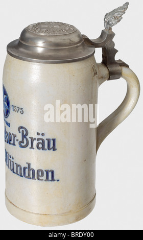 Una birra stein, dal Sterneccurbräu, Monaco Di Baviera Un litro di birra di terracotta stein (stile Keferloher) con il nome della birreria alla griglia in rilievo e corrispondenti coperchio pewter con iscrizione circolare e logo. Altezza 23,5 cm. Nel Sterneccurbräu, Tal 45 vicino a Isar Gate, i membri del DAP (Deutsche Arbeiterpartei - il partito che precede il NSDAP) hanno usato per tenere la loro riunione settimanale. Hitler fu assegnato dall'unità di intelligence del Reichswehr a partecipare all'incontro iniziale del partito il 12th settembre 1919. Si è iscritto al DAP subito dopo e ha costituito la filiale del partito, Foto Stock